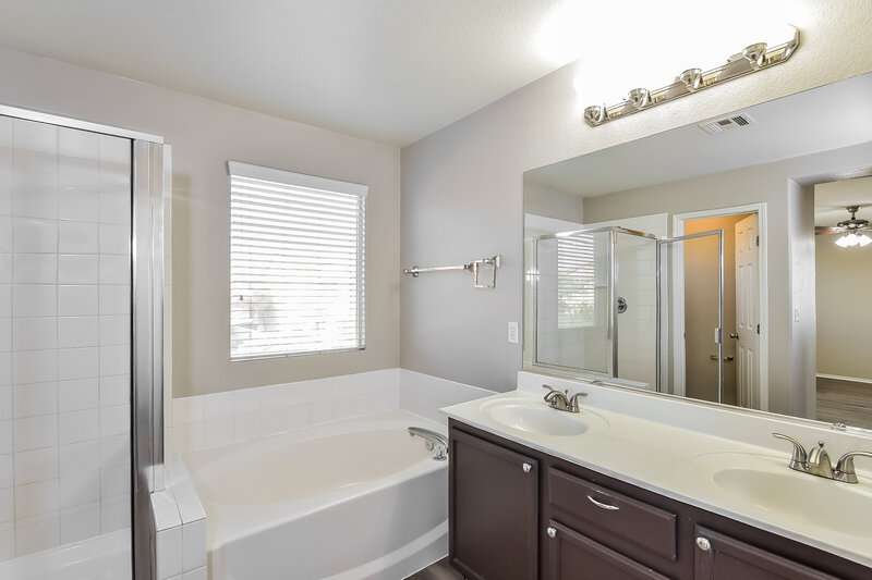 2,480/Mo, 5209 Adorato Dr North Las Vegas, NV 89031 Main Bathroom View