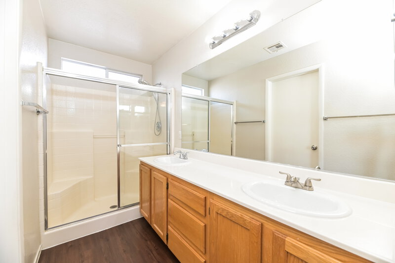 1,885/Mo, 5124 Keswick Rd North Las Vegas, NV 89031 Main Bathroom View