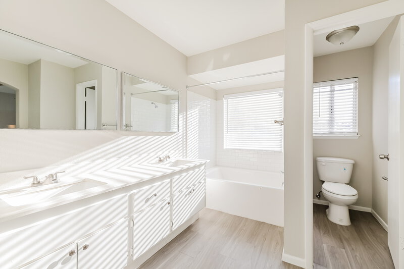 2,440/Mo, 1751 Forest Walk Dr Las Vegas, NV 89119 Main Bathroom View
