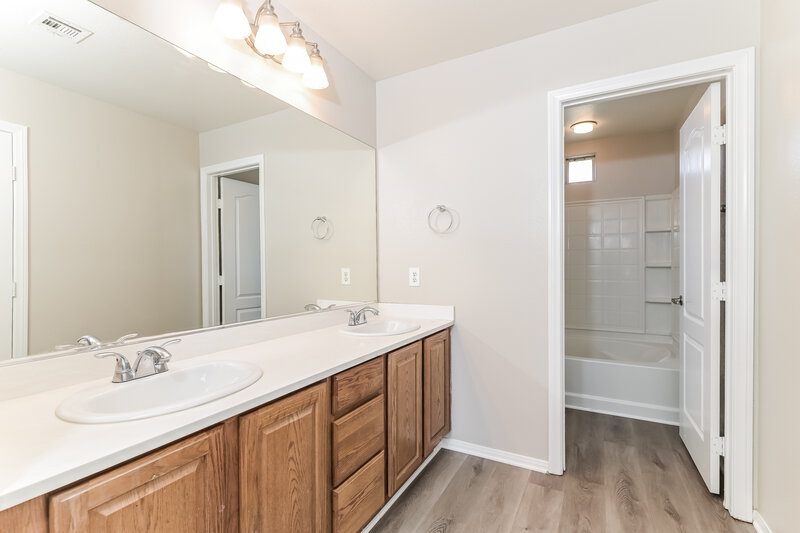 2,100/Mo, 217 Gemstone Hill Avenue North Las Vegas, NV 89031 Main Bathroom View