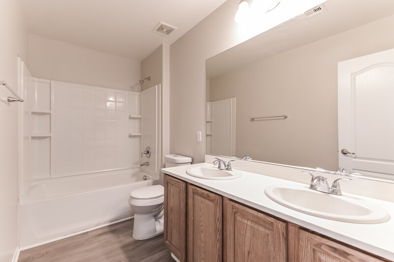 2,100/Mo, 217 Gemstone Hill Avenue North Las Vegas, NV 89031 Bathroom View