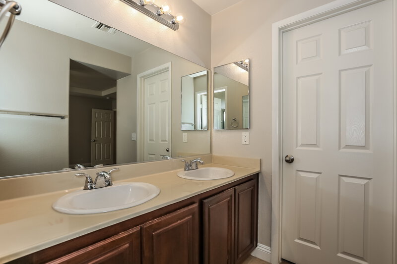 1,910/Mo, 8157 Maitai Avenue Las Vegas, NV 89147 Main Bathroom View 2