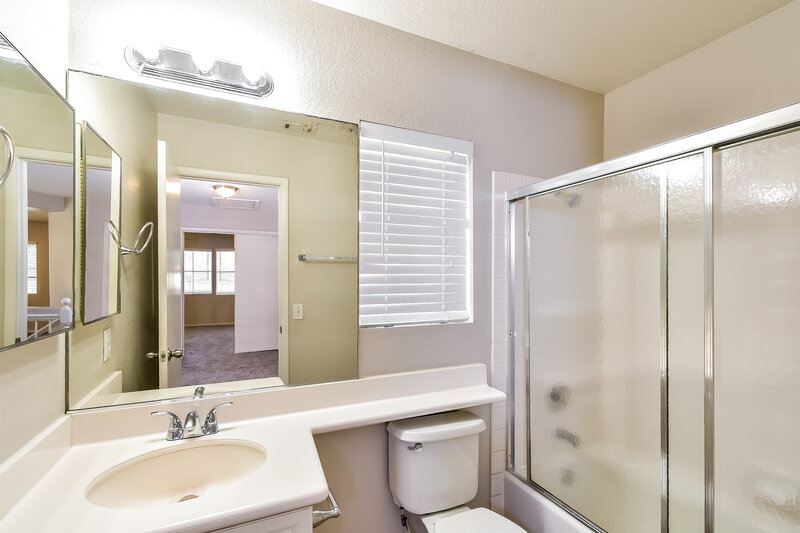 3,060/Mo, 8884 Hampton Green Avenue Las Vegas, NV 89129 Main Bathroom View