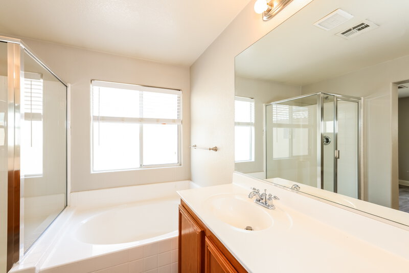1,960/Mo, 4076 Oliver Sagebrush Drive Las Vegas, NV 89122 Main Bathroom View