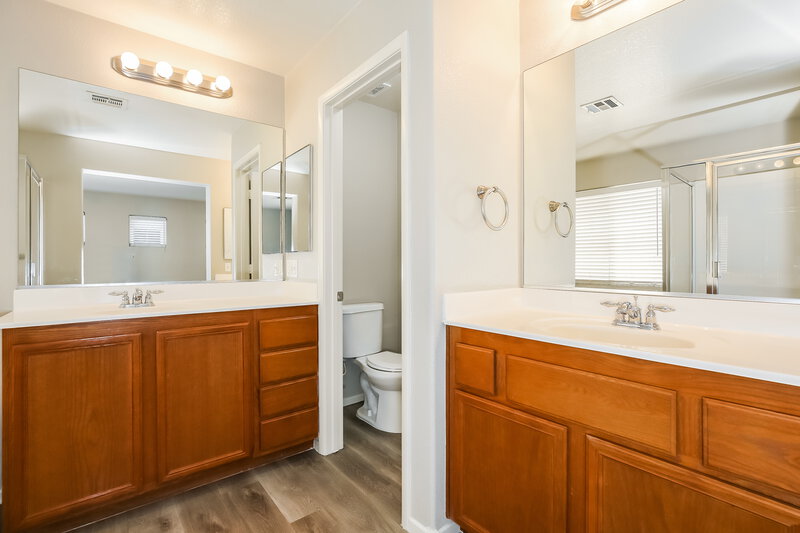 1,850/Mo, 4076 Oliver Sagebrush Drive Las Vegas, NV 89122 Main Bathroom View 2