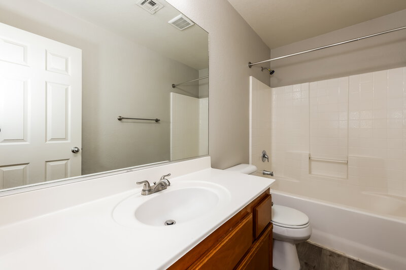 1,960/Mo, 4076 Oliver Sagebrush Drive Las Vegas, NV 89122 Bathroom View