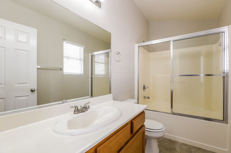 1,825/Mo, 2516 West El Campo Grande Avenue North Las Vegas, NV 89031 Main Bathroom View