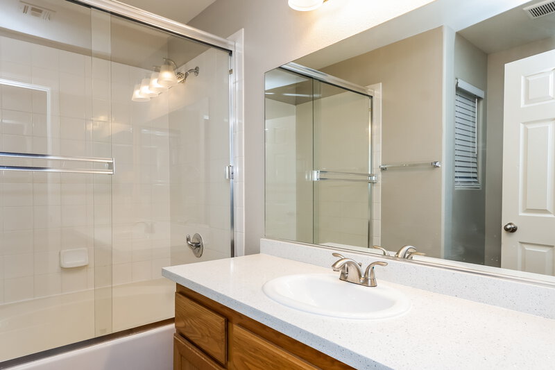 2,055/Mo, 7480 Celosia Street Las Vegas, NV 89113 Main Bathroom View