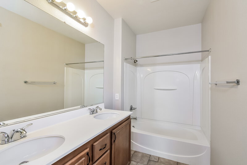 1,980/Mo, 3169 Calamus Pointe Ave North Las Vegas, NV 89081 Main Bathroom View