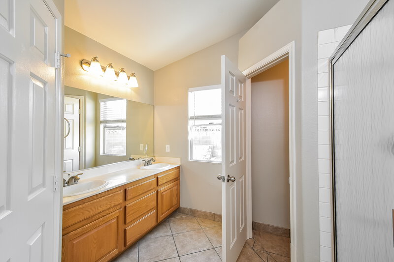 1,930/Mo, 7028 Village Shore Court Las Vegas, NV 89129 Main Bathroom View