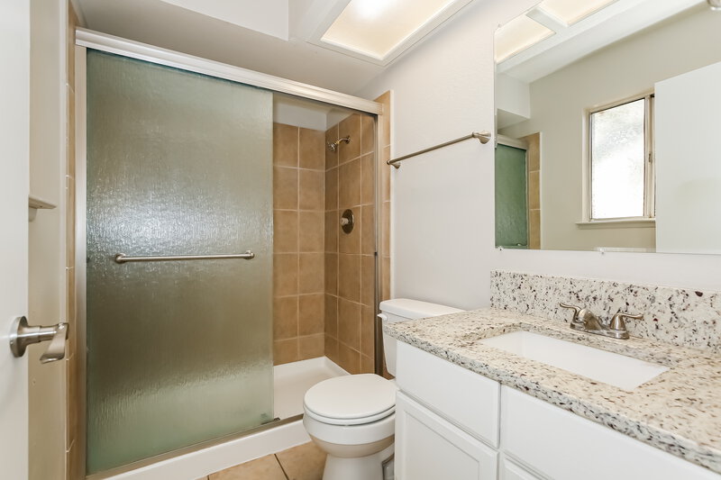 2,040/Mo, 7105 Lodge Circle Las Vegas, NV 89129 Main Bathroom View