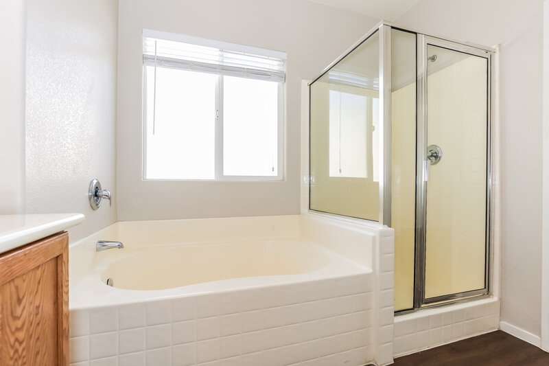 2,850/Mo, 6236 Eagle Crossing Street Las Vegas, NV 89130 Main Bathroom View