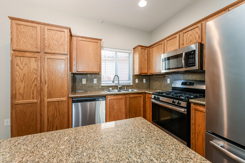 1,995/Mo, 6113 Blue Luna Street North Las Vegas, NV 89081 Kitchen View 2