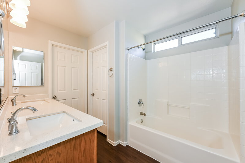 1,995/Mo, 6113 Blue Luna Street North Las Vegas, NV 89081 Main Bathroom View