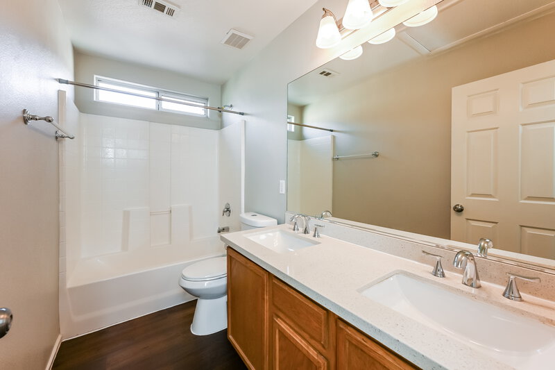 1,995/Mo, 6113 Blue Luna Street North Las Vegas, NV 89081 Bathroom View
