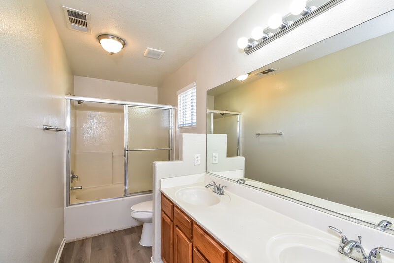 1,790/Mo, 4950 Attitude Ct North Las Vegas, NV 89031 Main Bathroom View