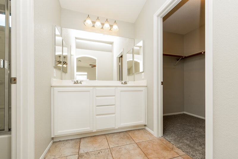 1,950/Mo, 9044 Watermelon Seed Avenue Las Vegas, NV 89143 Main Bathroom View