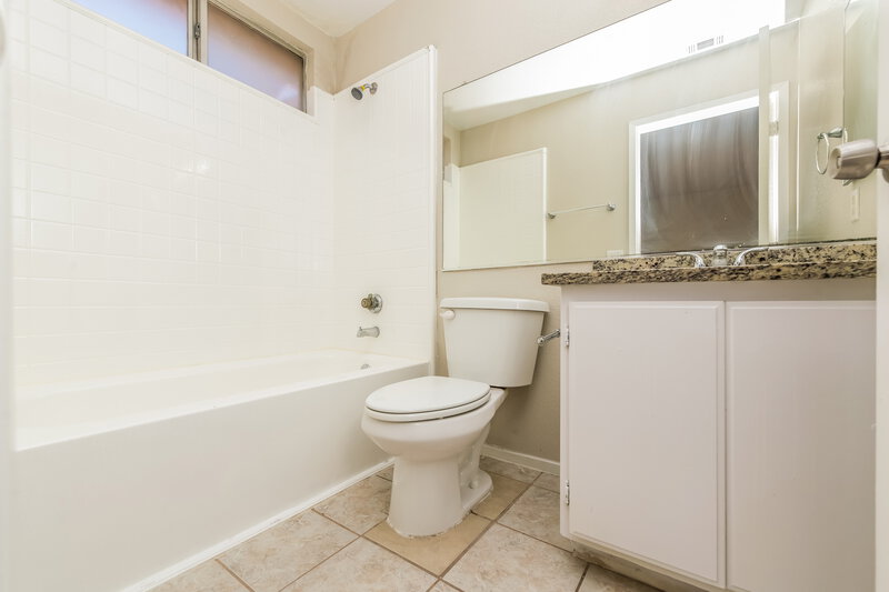 1,930/Mo, 5337 Padero Dr North Las Vegas, NV 89031 Main Bathroom View