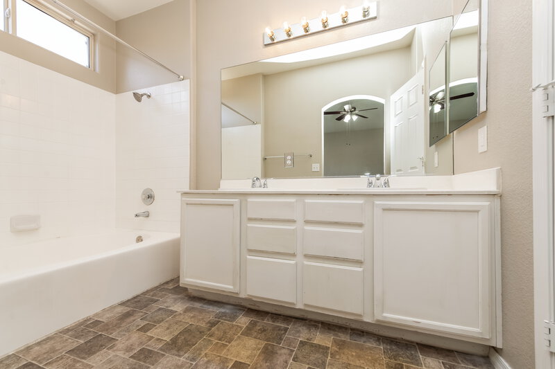 1,980/Mo, 611 Snake Charmer Avenue North Las Vegas, NV 89031 Main Bathroom View
