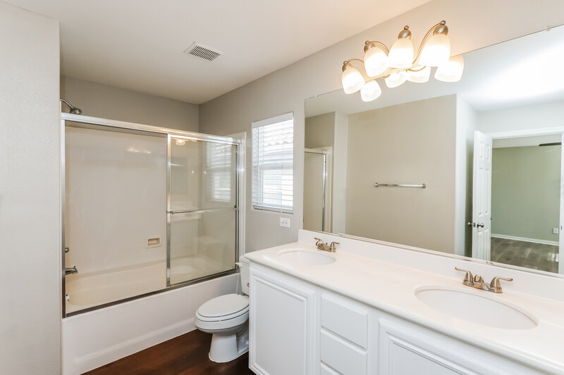 1,950/Mo, 5305 Jackson Valley Court Las Vegas, NV 89131 Main Bathroom View