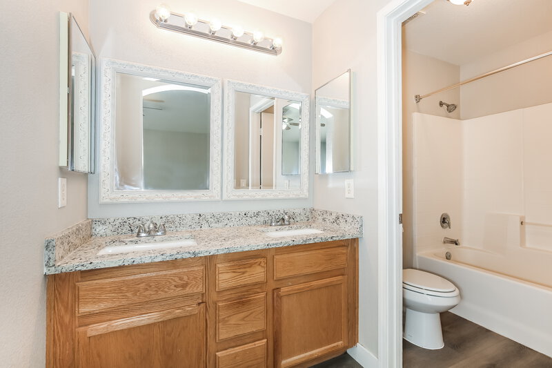 1,790/Mo, 5119 Keswick Road North Las Vegas, NV 89031 Main Bathroom View