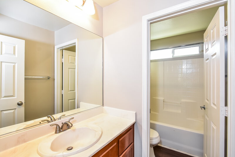 1,760/Mo, 6333 Blushing Willow Street North Las Vegas, NV 89081 Main Bathroom View