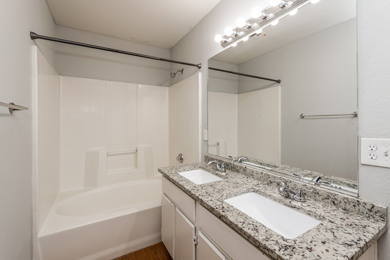 1,890/Mo, 5405 Jose Ernesto Street North Las Vegas, NV 89031 Main Bathroom View
