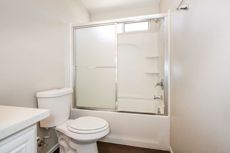 1,860/Mo, 7332 Camden Pine Ave Las Vegas, NV 89129 Main Bathroom View