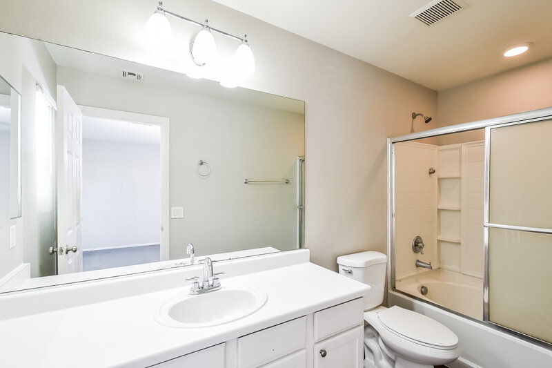 1,945/Mo, 9213 Millikan Ave Las Vegas, NV 89148 Main Bathroom View