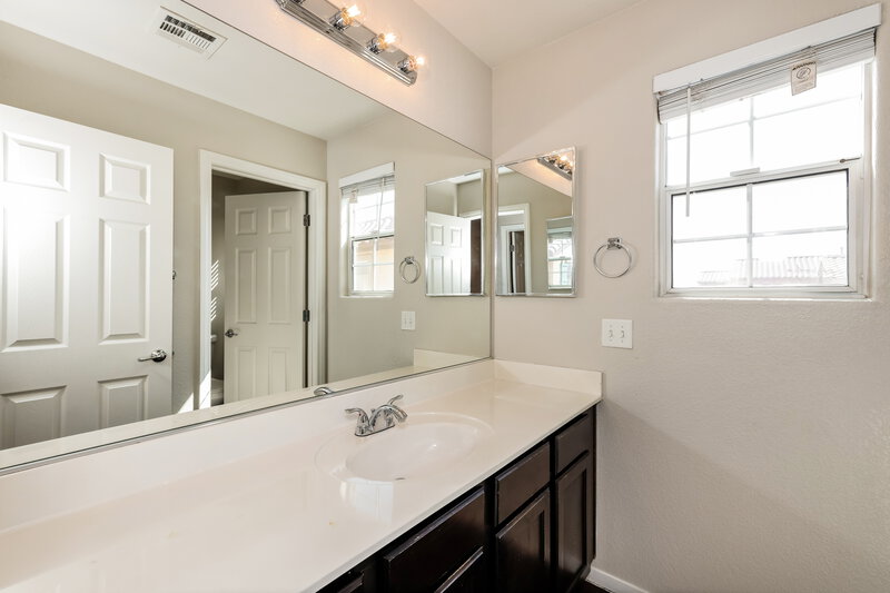 2,350/Mo, 5293 Brazelton Street North Las Vegas, NV 89081 Bathroom View