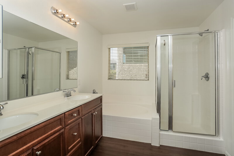 1,915/Mo, 10127 Mayflower Bay Ave Las Vegas, NV 89166 Main Bathroom View