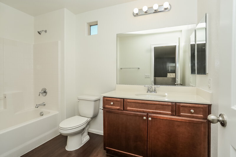 1,915/Mo, 10127 Mayflower Bay Ave Las Vegas, NV 89166 Bathroom View