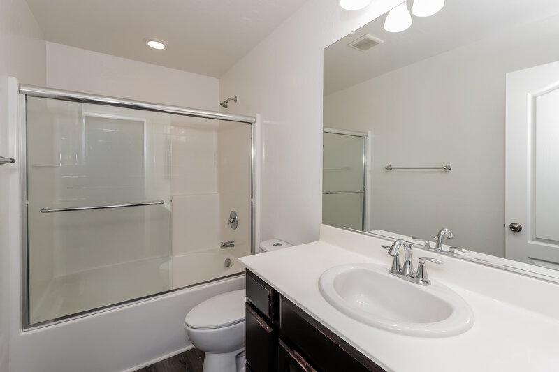 1,955/Mo, 7216 Mulberry Forest Las Vegas, NV 89166 Main Bathroom View
