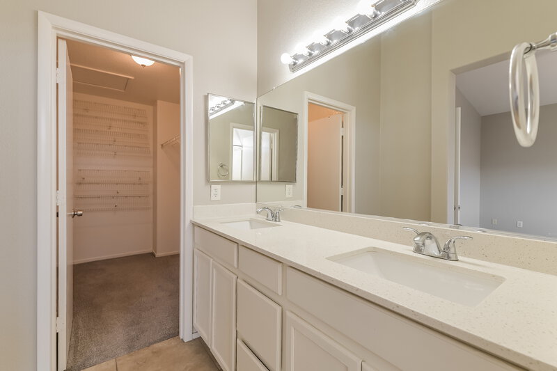 1,950/Mo, 5535 Black Sea Ct North Las Vegas, NV 89031 Main Bathroom View