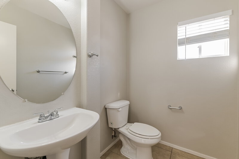 1,950/Mo, 5535 Black Sea Ct North Las Vegas, NV 89031 Bathroom View 2