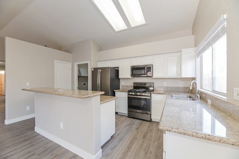 2,810/Mo, 118 Sugarbush Ln North Las Vegas, NV 89031 Kitchen View