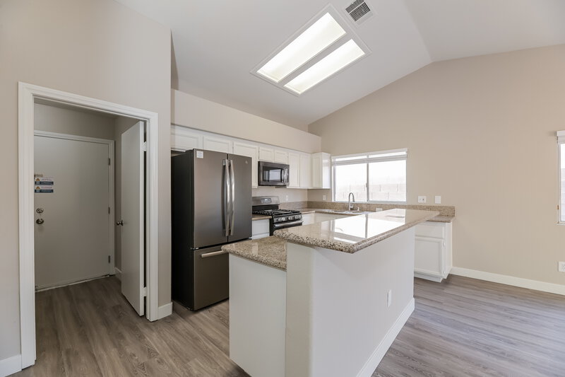 2,810/Mo, 118 Sugarbush Ln North Las Vegas, NV 89031 Kitchen View 2