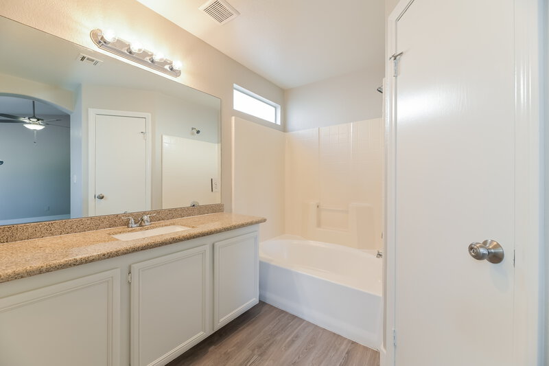 2,810/Mo, 118 Sugarbush Ln North Las Vegas, NV 89031 Main Bathroom View