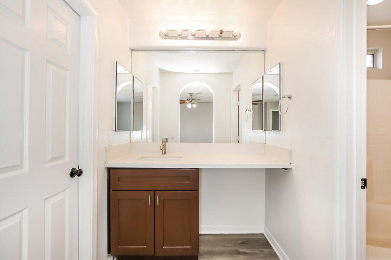 2,195/Mo, 5309 Las Cruces Heights Street North Las Vegas, NV 89081 Main Bathroom View