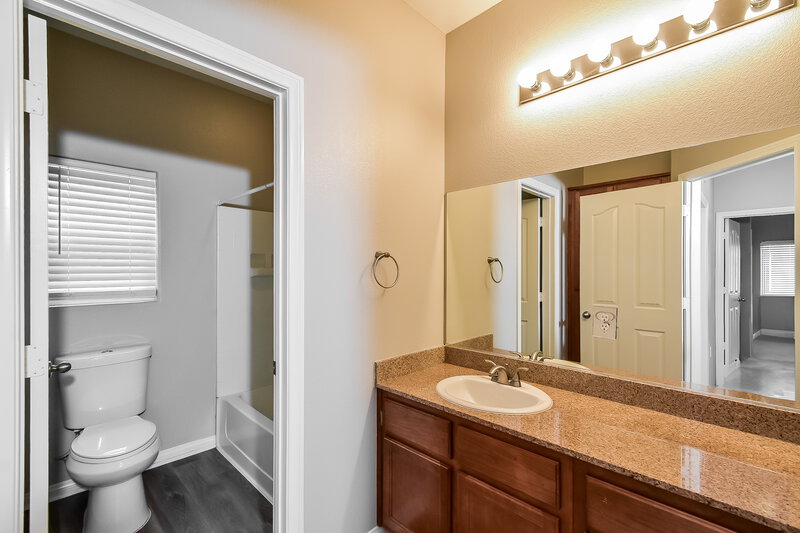 1,895/Mo, 6226 Port Astoria Court Las Vegas, NV 89122 Main Bathroom View