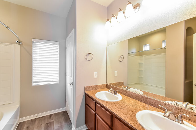 1,895/Mo, 6226 Port Astoria Court Las Vegas, NV 89122 Bathroom View