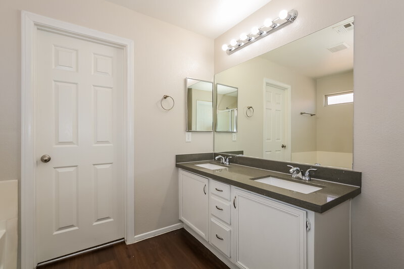2,220/Mo, 3323 Fico Avenue Las Vegas, NV 89141 Main Bathroom View