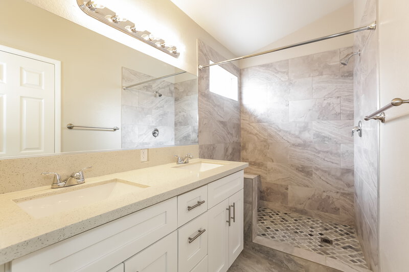 2,190/Mo, 5917 Hornbrook Ct Las Vegas, NV 89130 Main Bathroom View