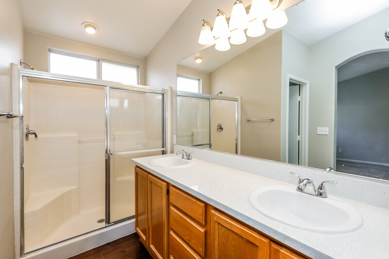 2,055/Mo, 1831 Featherbrook Ave North Las Vegas, NV 89031 Main Bathroom View