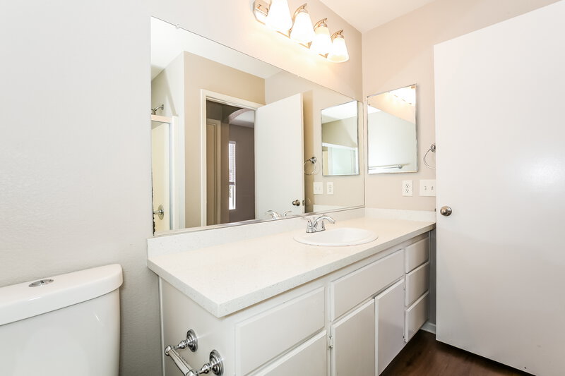 1,875/Mo, 3009 Honeysuckle Ave North Las Vegas, NV 89031 Main Bathroom View