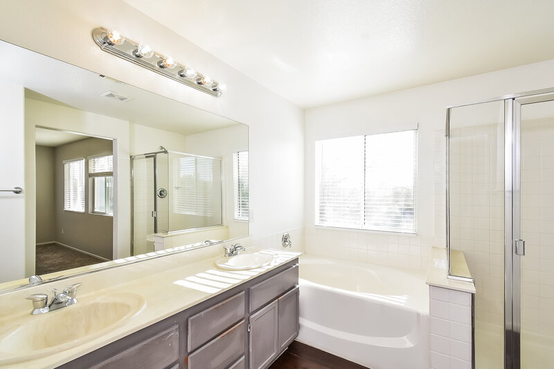 2,015/Mo, 6226 Standing Elm St North Las Vegas, NV 89081 Main Bathroom View