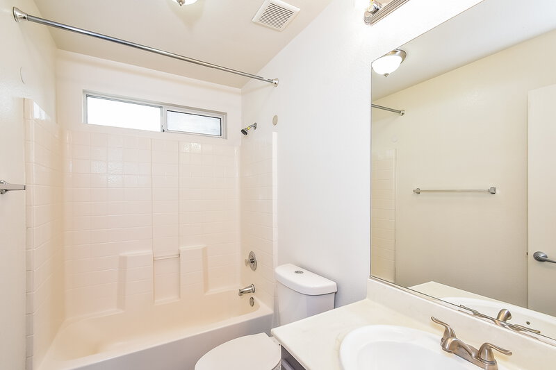 2,015/Mo, 6226 Standing Elm St North Las Vegas, NV 89081 Bathroom View 2