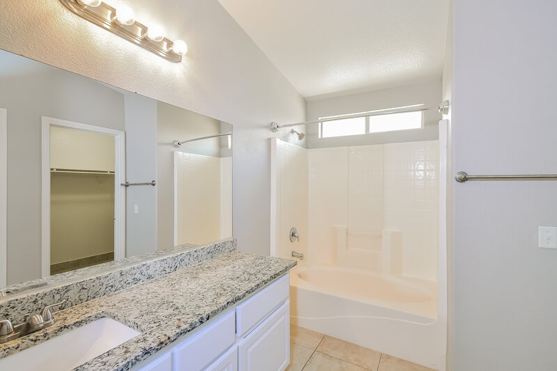 1,860/Mo, 4842 Drifting Pebble St North Las Vegas, NV 89081 Main Bathroom View