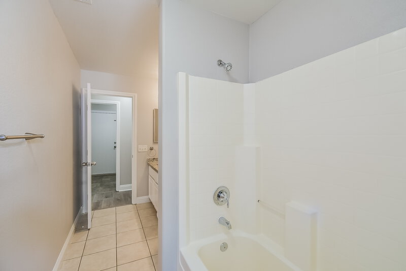 1,860/Mo, 4842 Drifting Pebble St North Las Vegas, NV 89081 Bathroom View 2