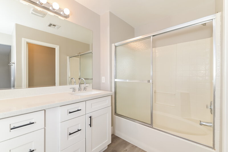 1,925/Mo, 6002 Aripeka Street Henderson, NV 89011 Main Bathroom View
